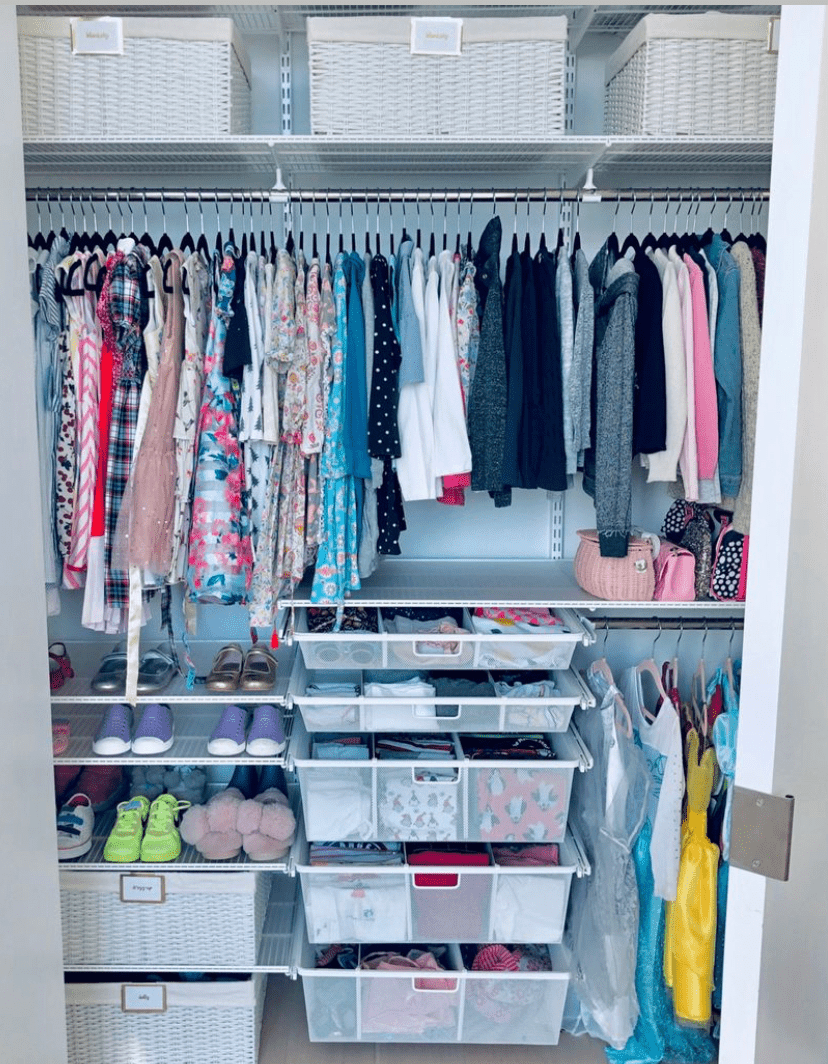 Organisierter Kinderkleiderschrank mit Schuhregal