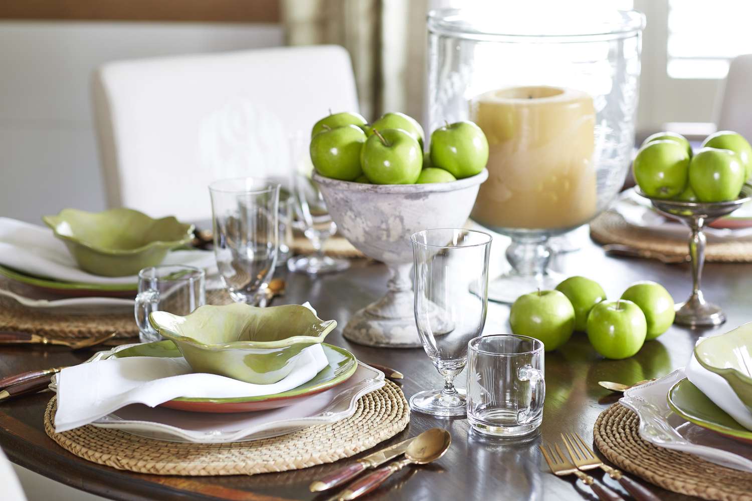 Grüne Tischdekoration mit grünen Äpfeln und Rattan-Tischsets.