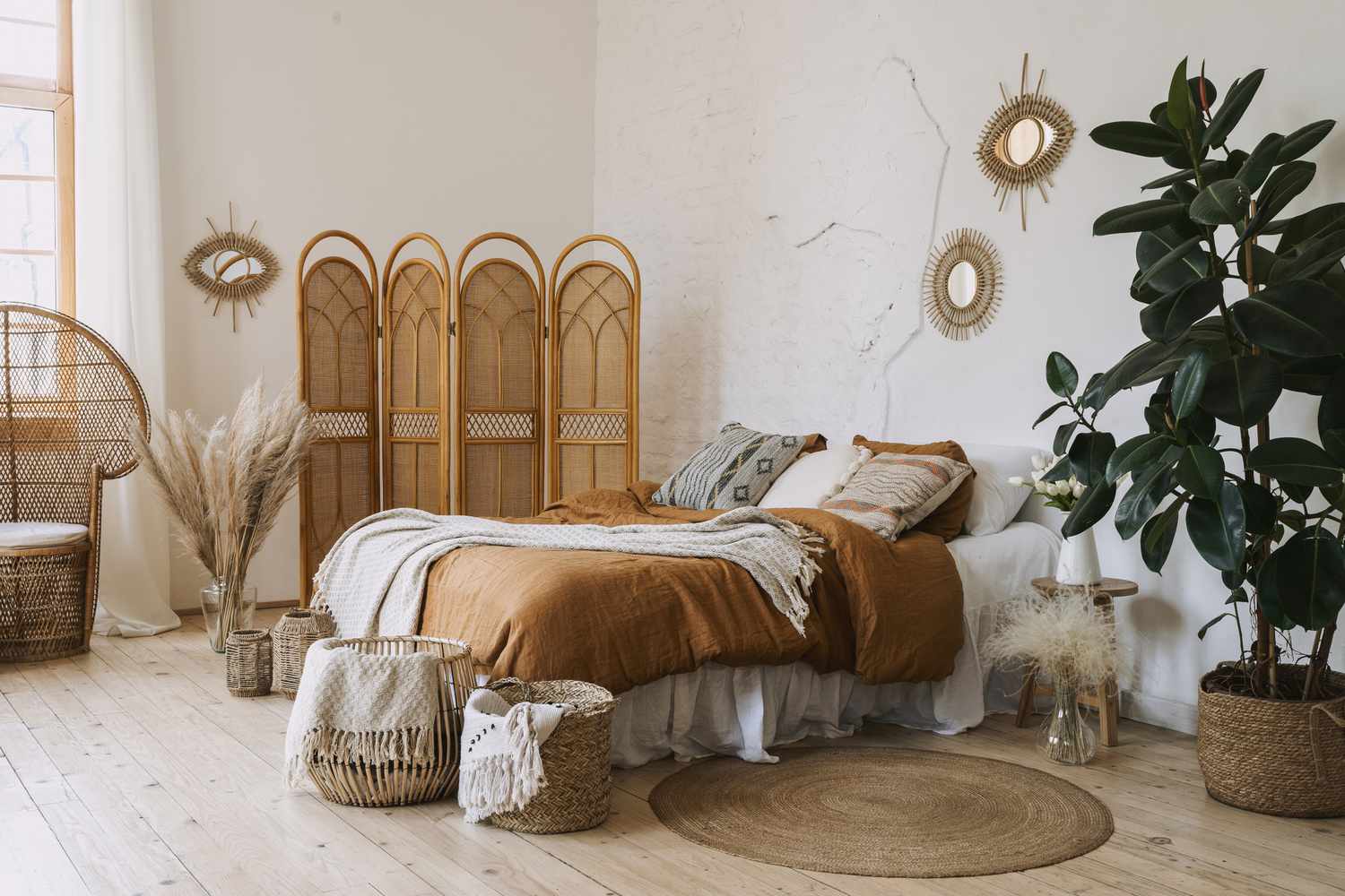 Ein unordentliches Schlafzimmer im Boho-Stil