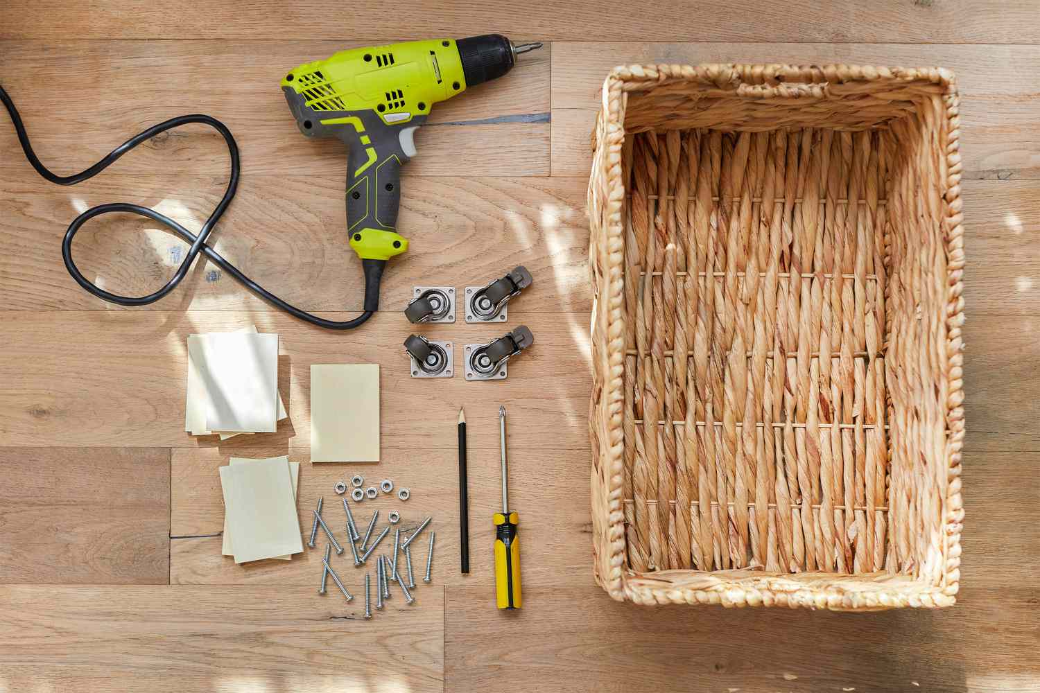 Matériaux et outils pour réaliser un panier de rangement à roulettes sous le lit