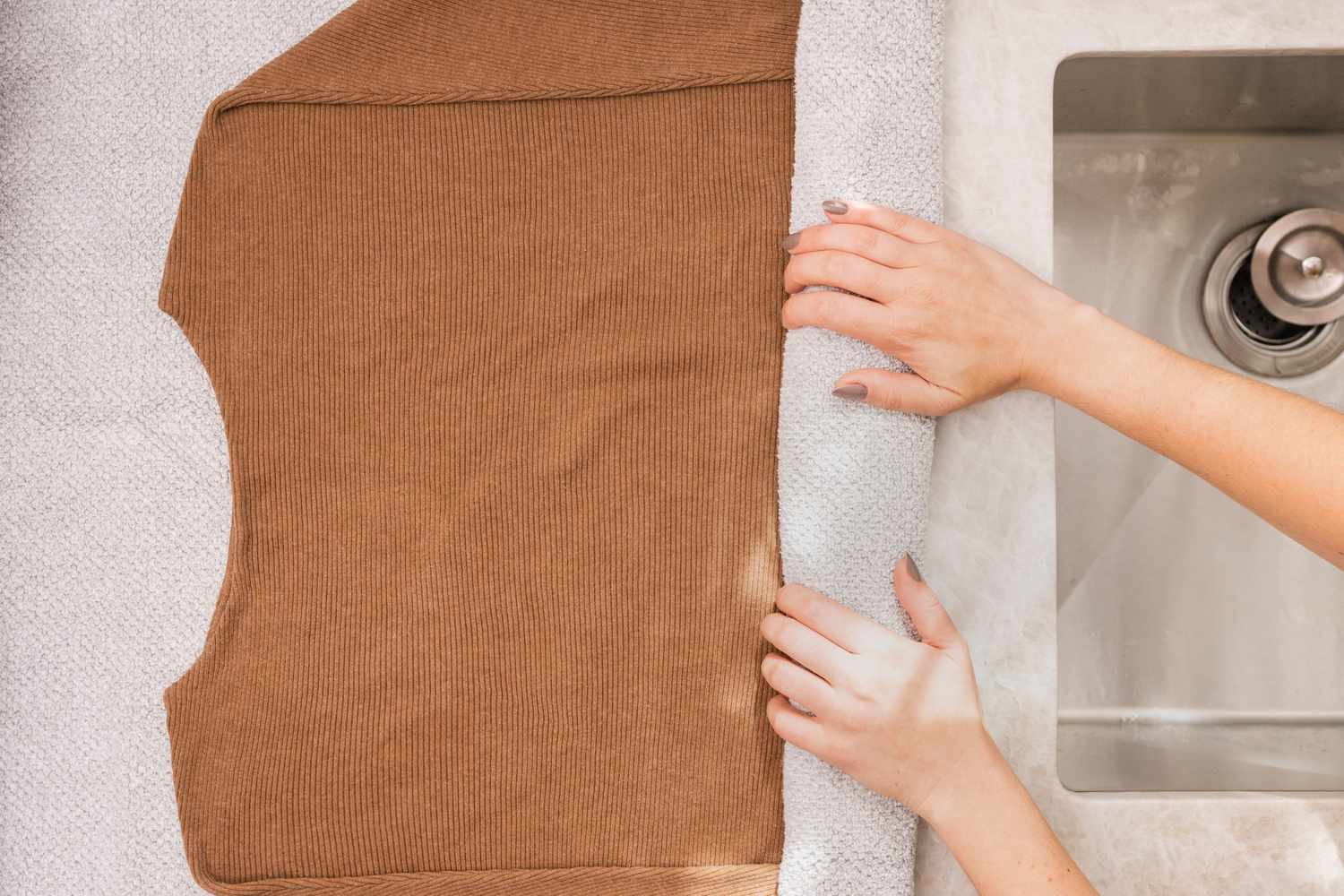 Den Pullover zum Trocknen in ein dickes Handtuch wickeln