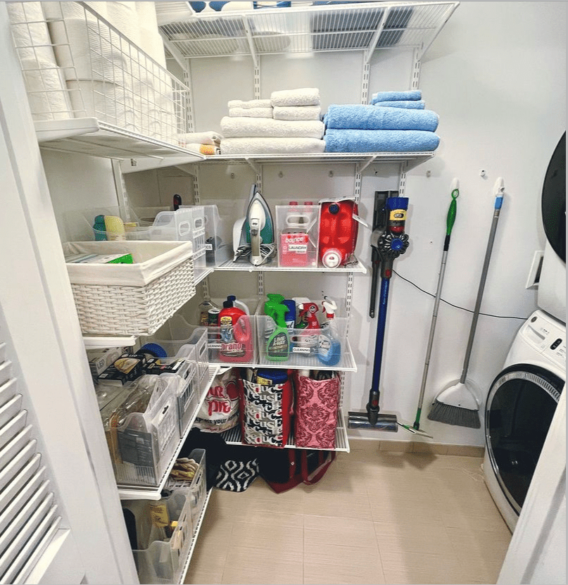 armario de lavandería con ganchos y estanterías de alambre