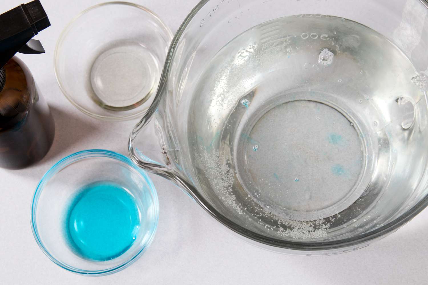 Schüssel mit Wasser, gemischt mit blauem Geschirrspülmittel und Speiseöl für selbstgemachte Insektenseife