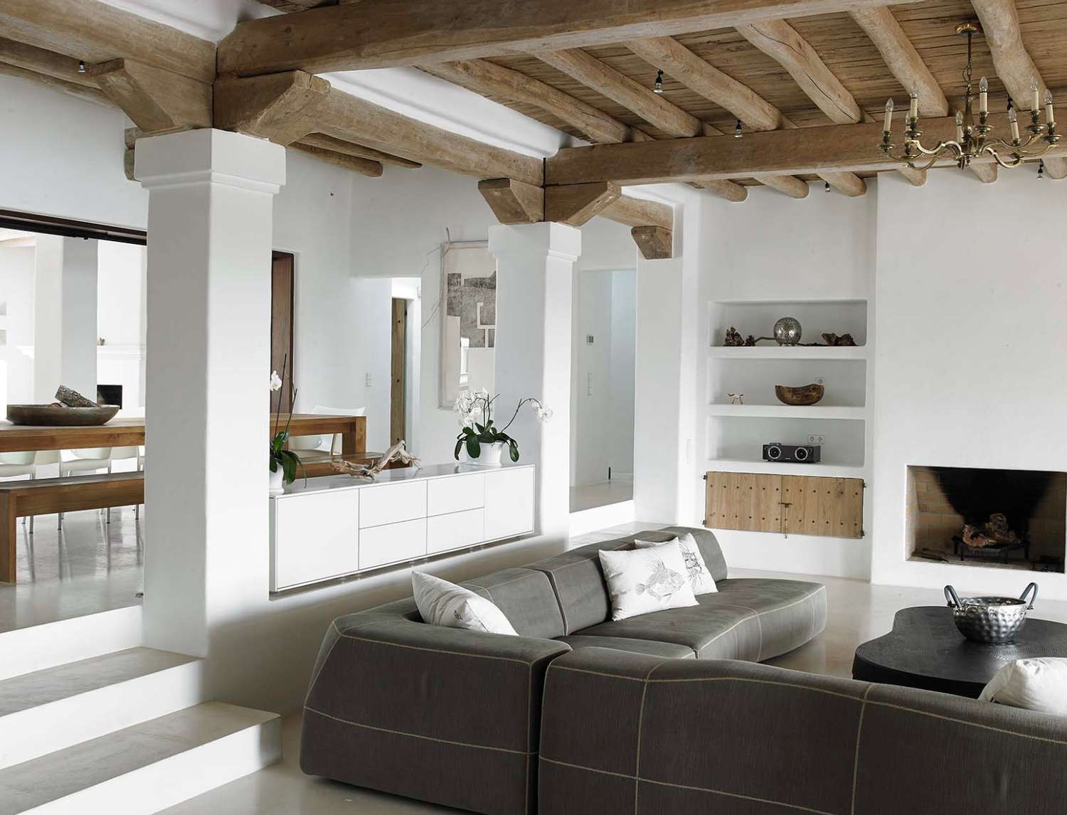 Salon avec plafond en bois rustique