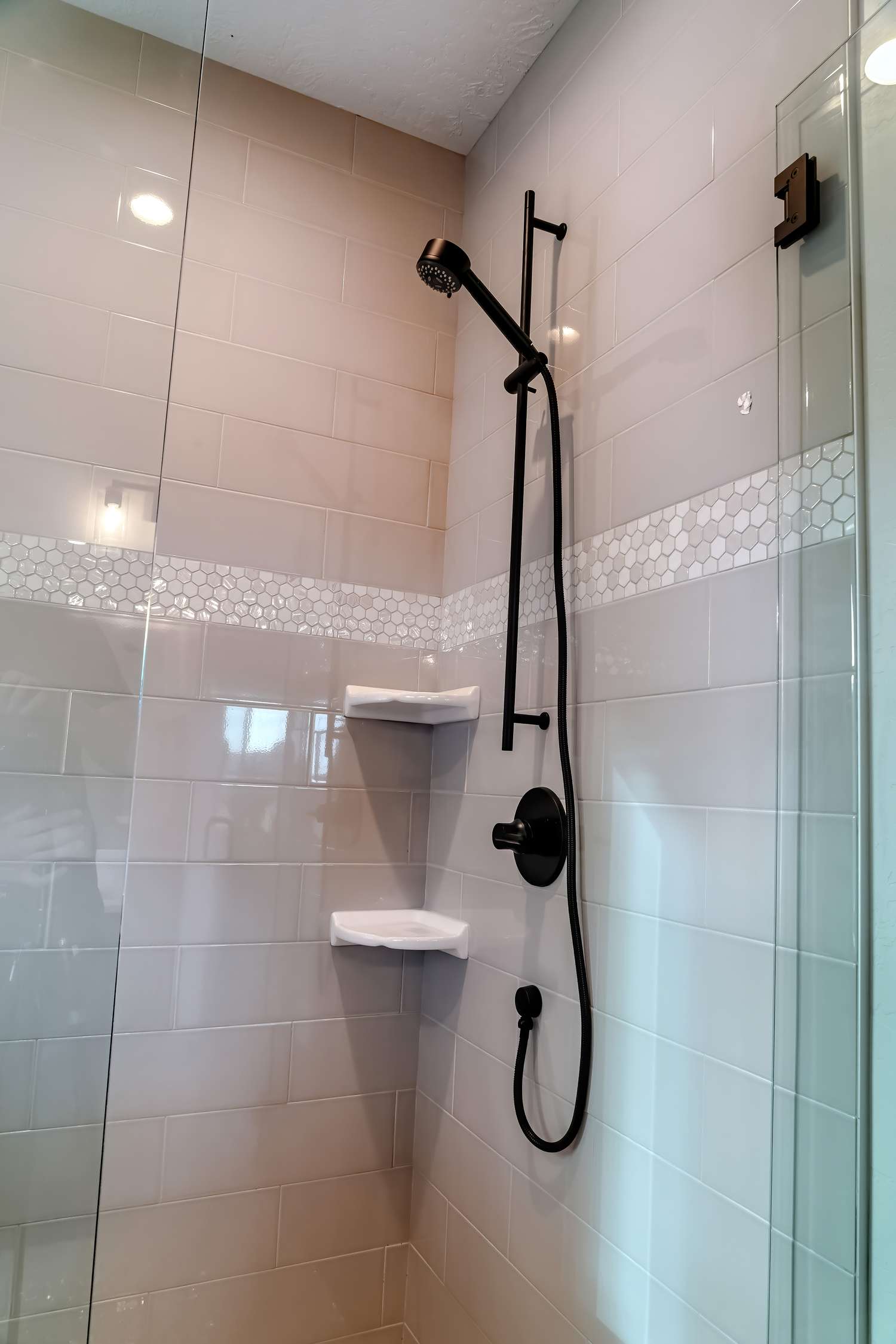 Ideias de armazenamento para chuveiro de banheiro