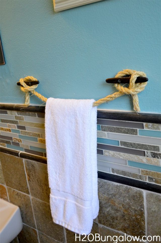 Ein Handtuch hängt an einem Handtuchhalter aus Seil