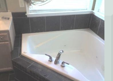 Azulejo negro alrededor de la bañera