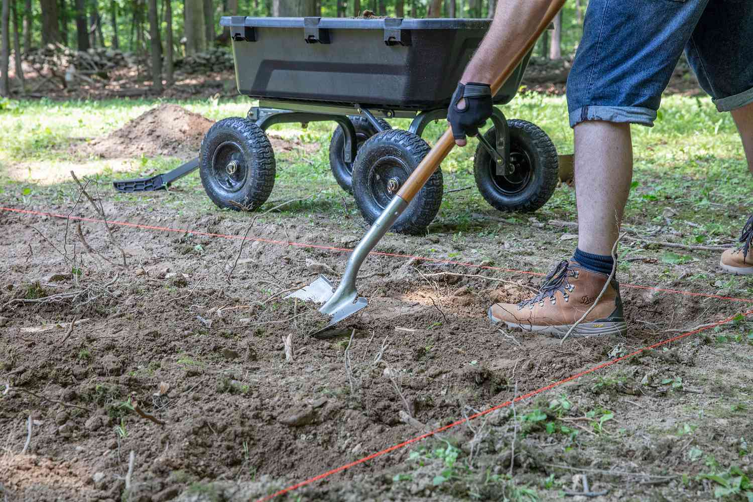 Schaufel zum Entfernen von Vegetation, Steinen und Schutt für den Aushub des Terrassenbereichs