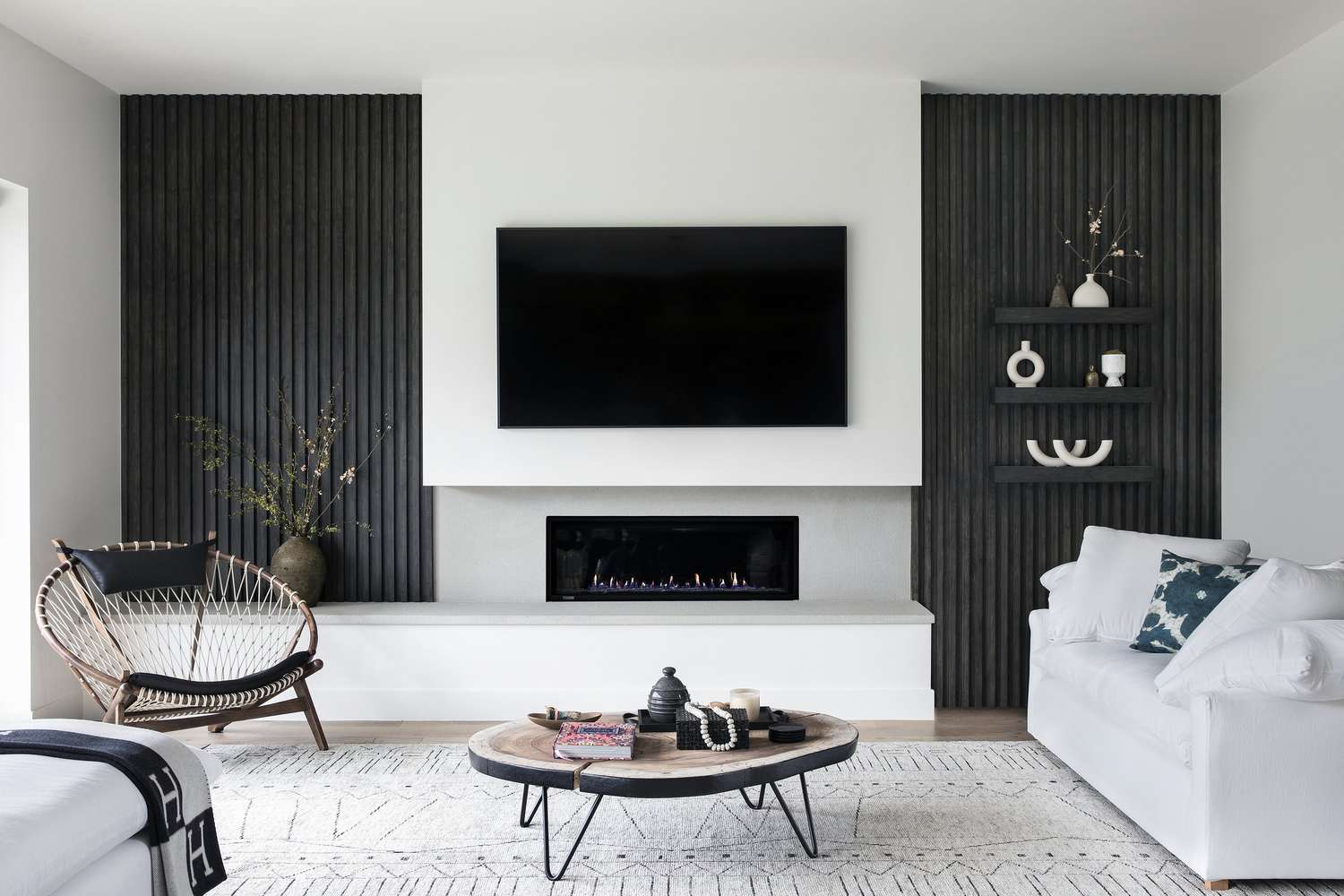 modernes Wohnzimmer mit schwarz-weißer Farbpalette
