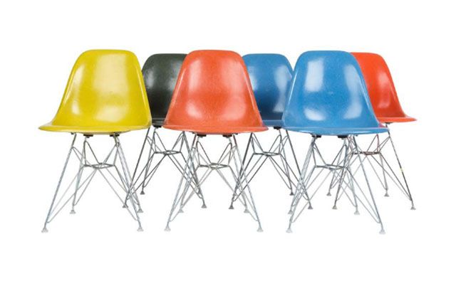Sillas laterales Eames de fibra de vidrio también conocidas como Shell Chairs