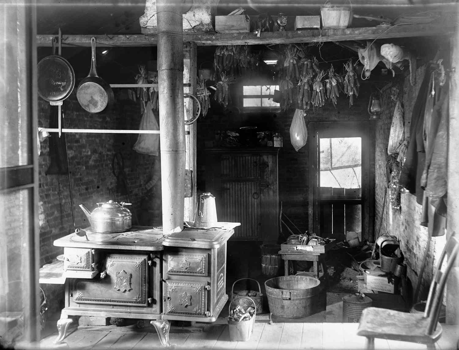 Imagem em preto e branco de uma cozinha de verão histórica