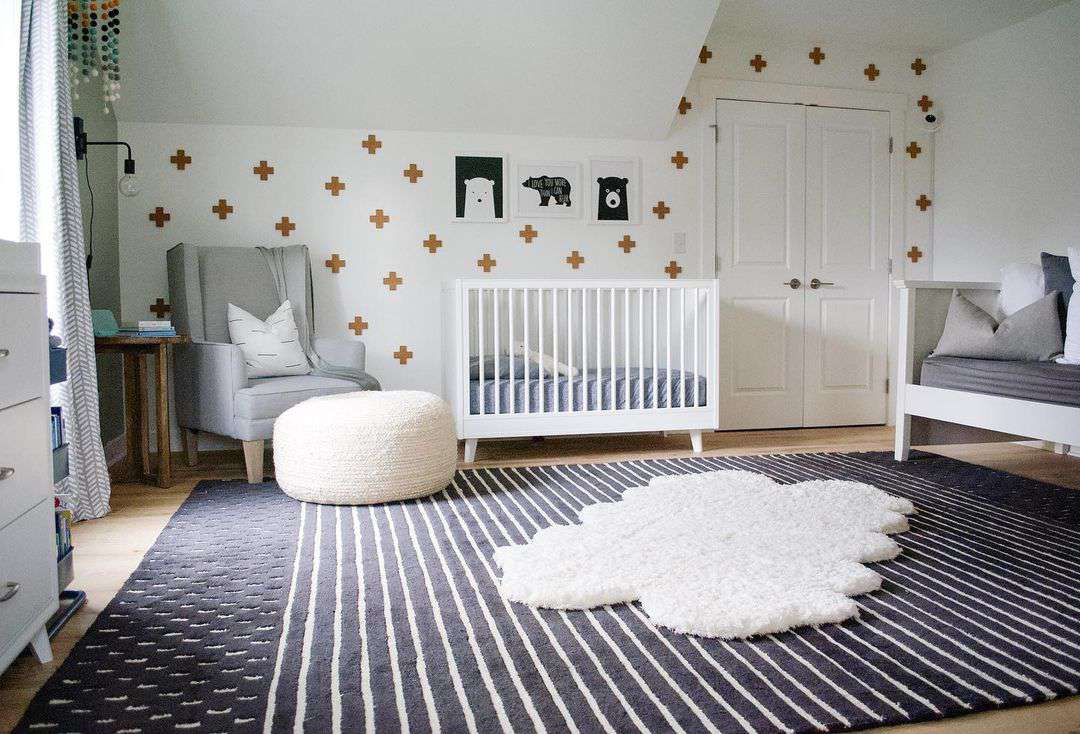 Quarto de bebê escandinavo com tapete azul-marinho