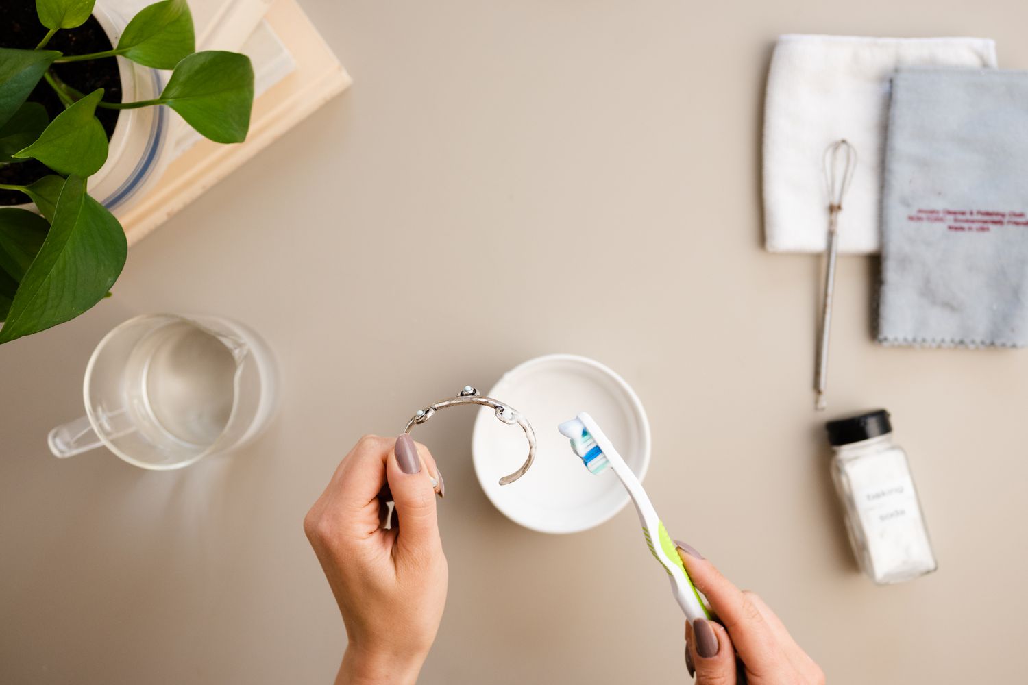 Pulseira de aço inoxidável esfregada com pasta de bicarbonato de sódio e escova de dentes