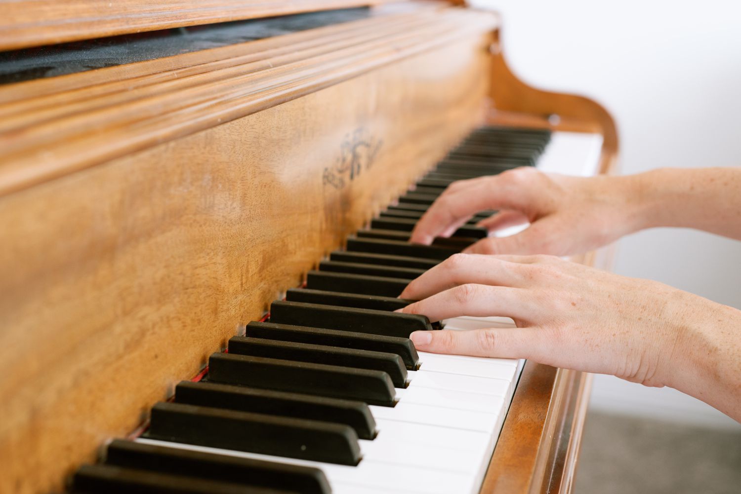 Hände auf Klaviertasten aus Elfenbein