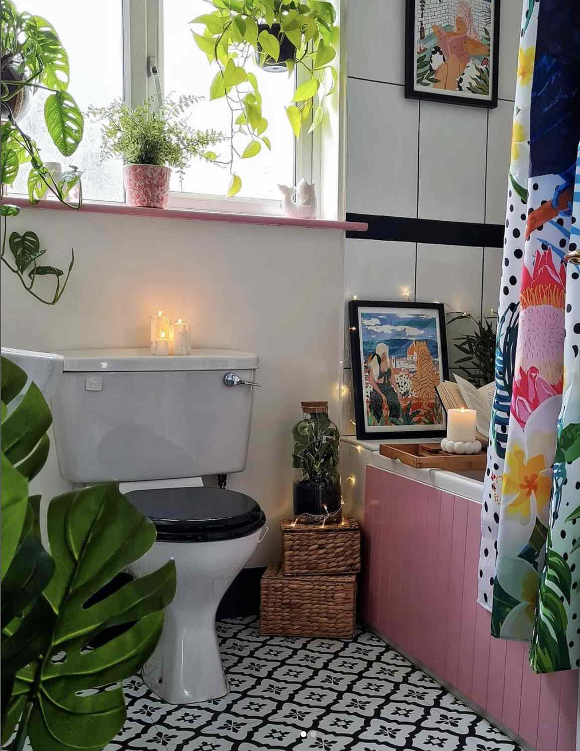 banheiro colorido com plantas e cestos empilhados para decoração