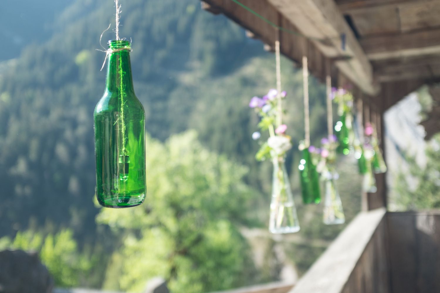Flaschen hängen von der Verandadecke
