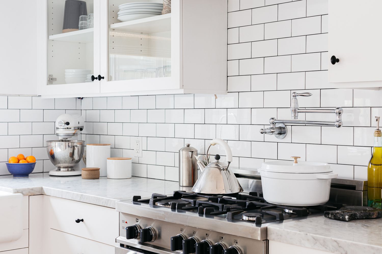 Backsplash de tijolos brancos em uma cozinha moderna toda branca