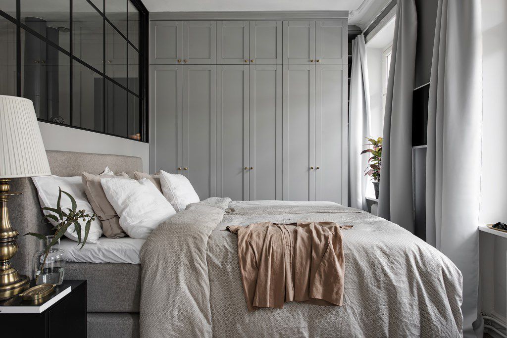 Dormitorio con tonos grises y beige