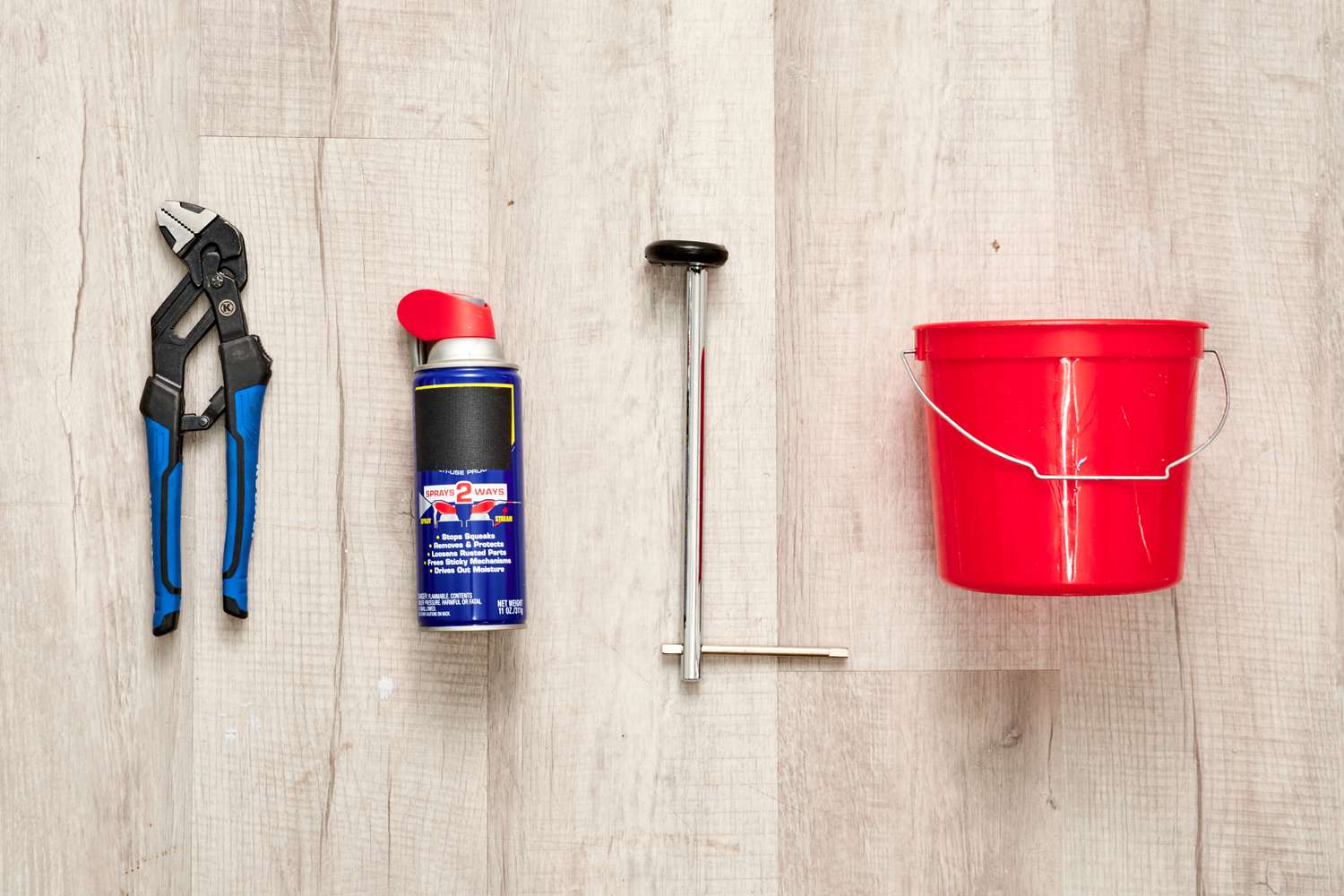 Materialien und Werkzeuge zum Entfernen eines Küchenwasserhahns