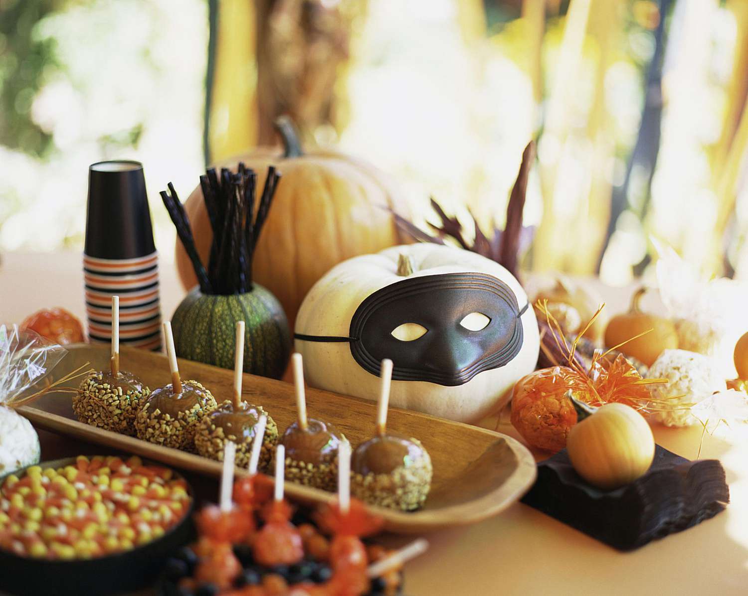 Comida y adornos de mesa para Halloween.