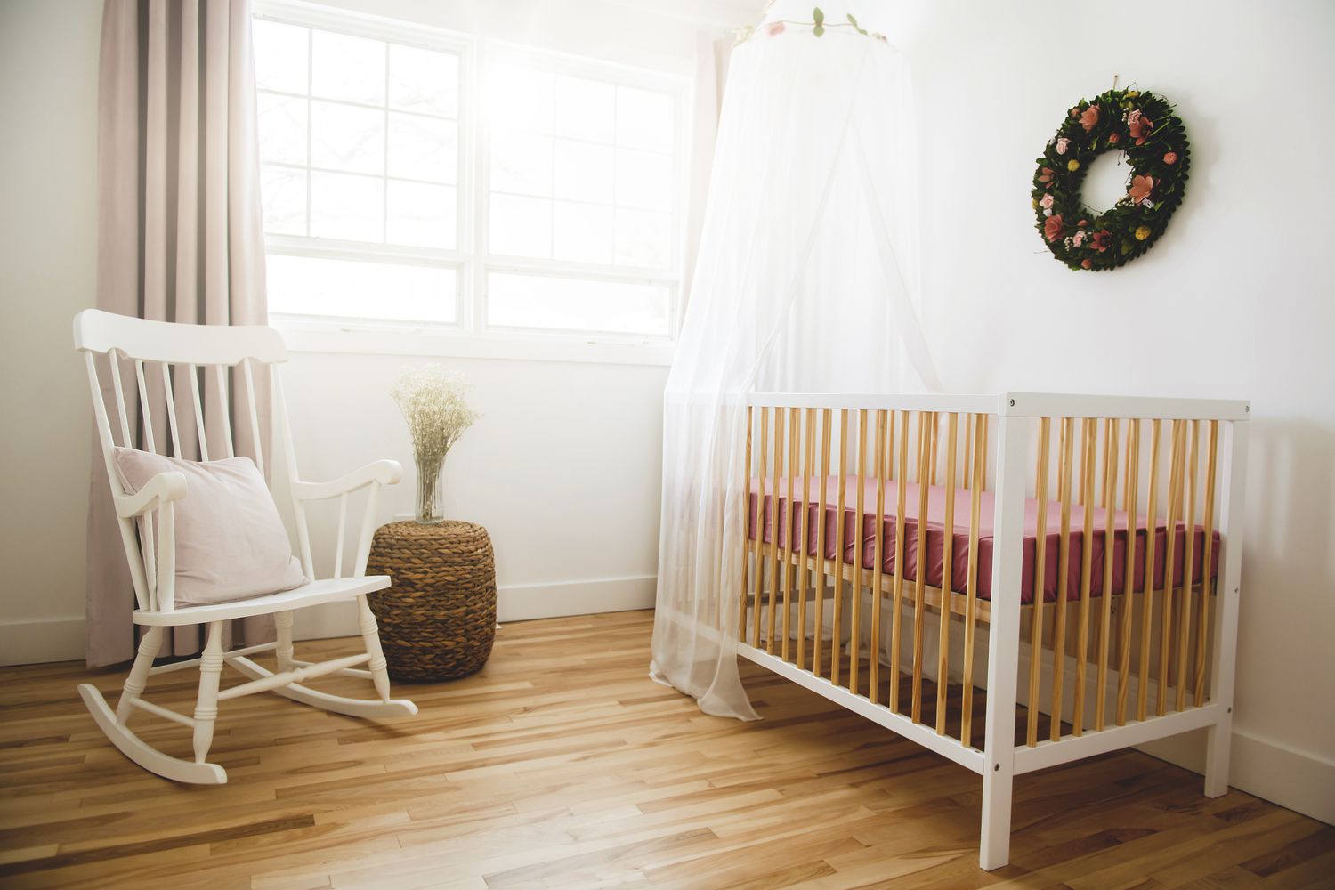 Foto de um quarto de bebê moderno com berço