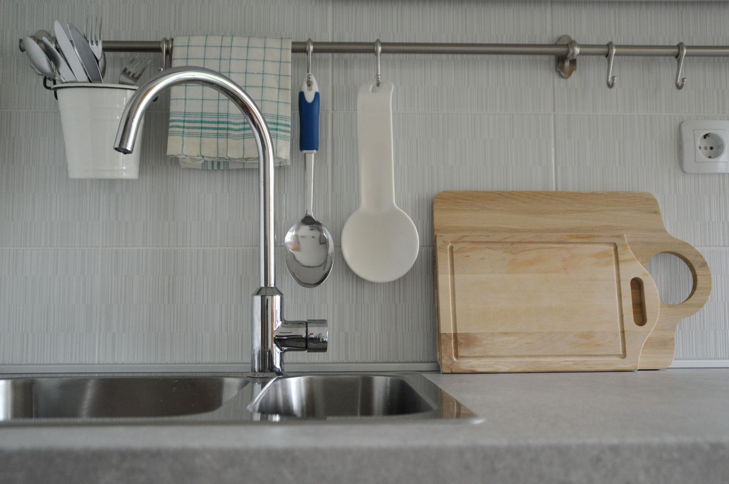Ausschnitte für Waschbecken in Arbeitsplatten mit fester Oberfläche erstellen