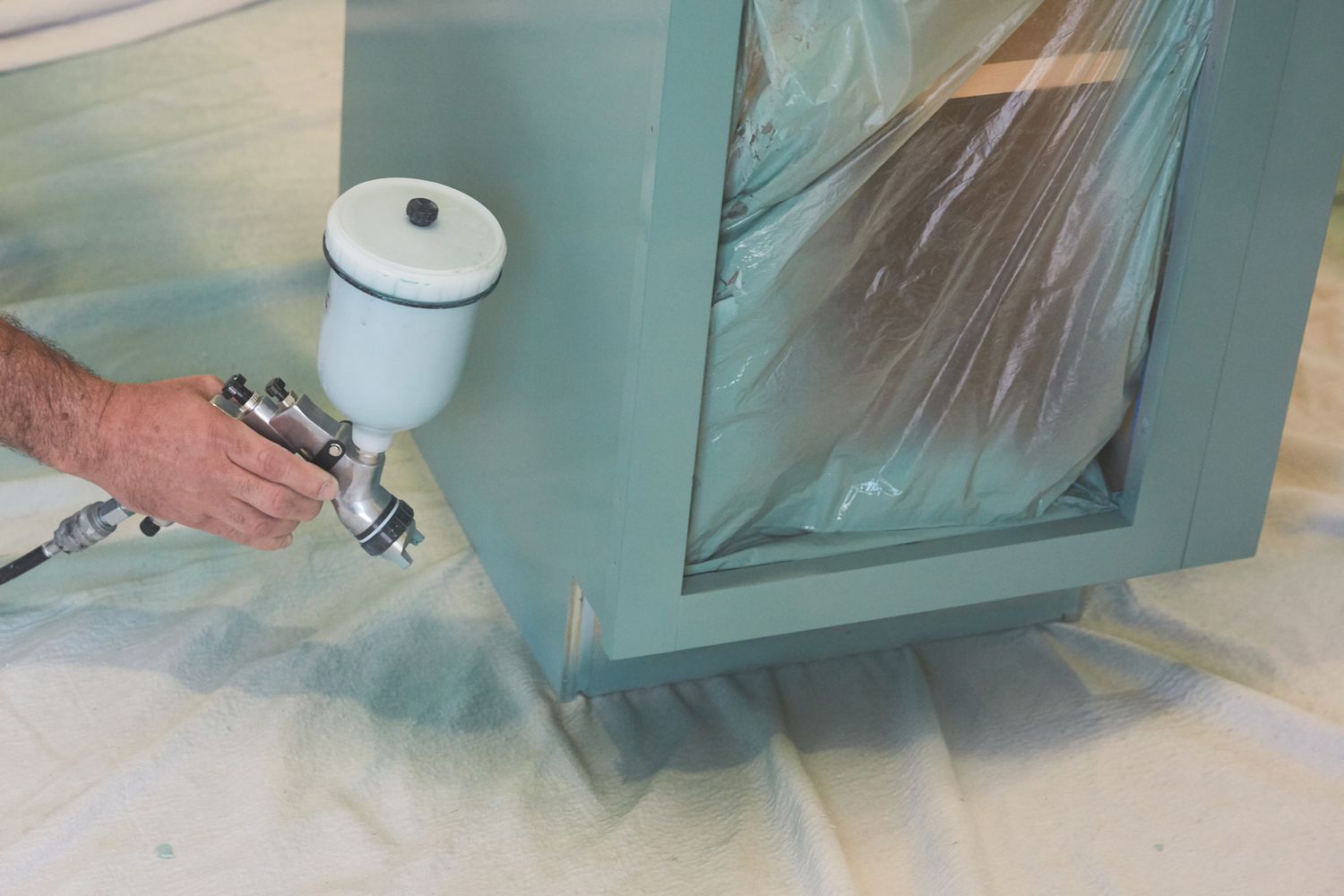 Como pintar armários de cozinha com spray