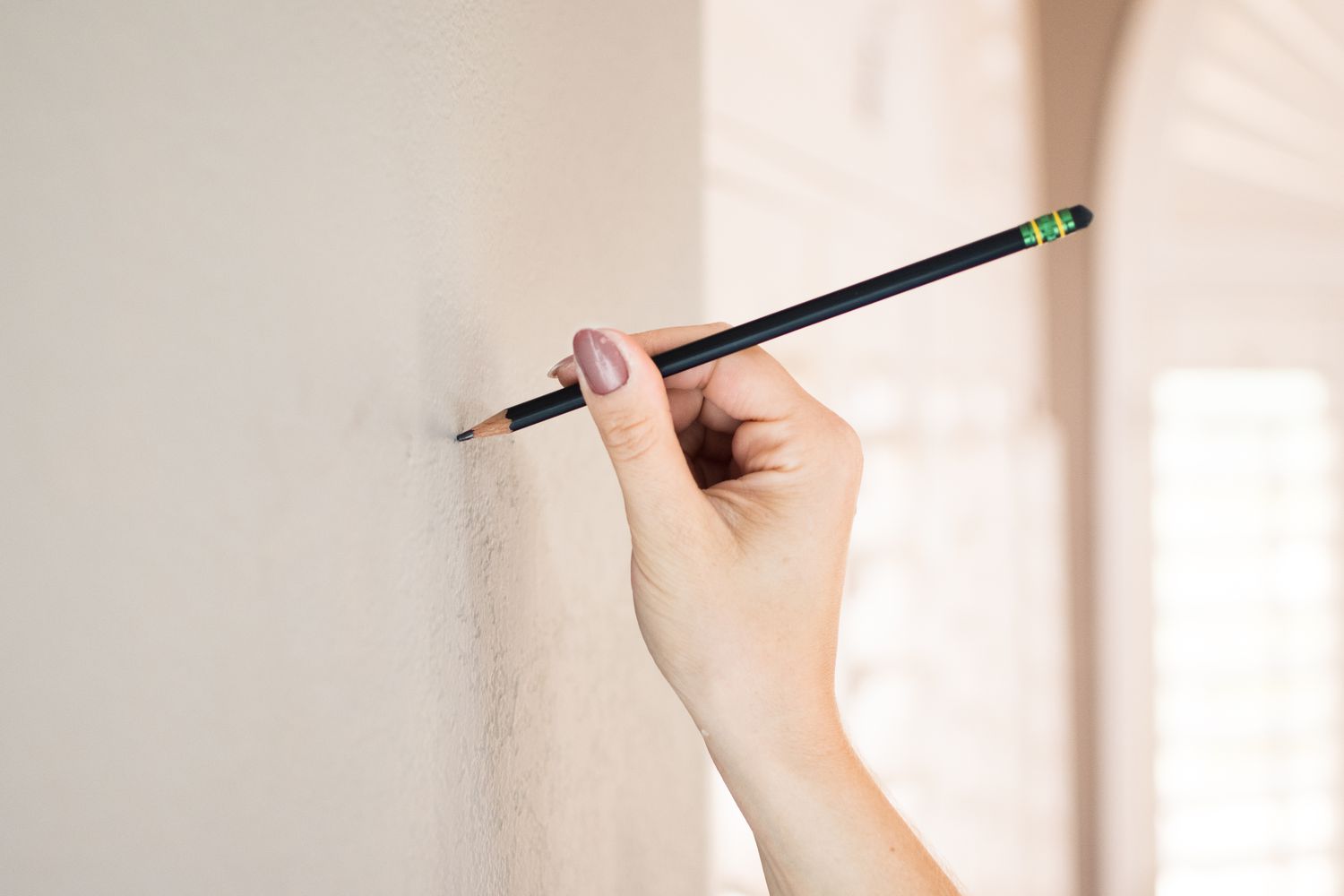 Bleistiftmarkierung an der Wand zum Aufhängen von Bildern
