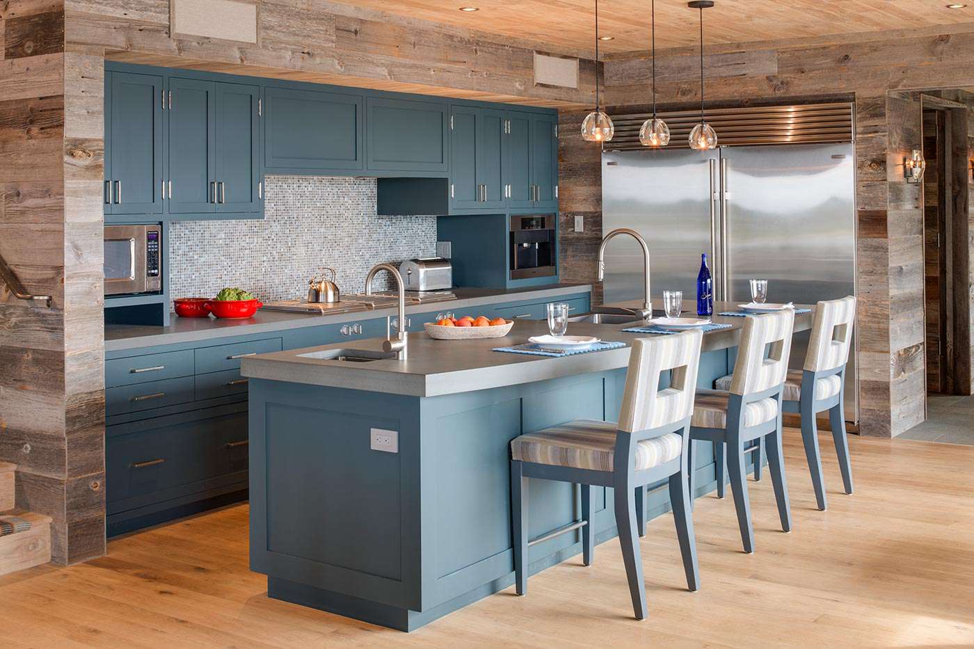 Cozinha rústica azul com bancadas cinza.