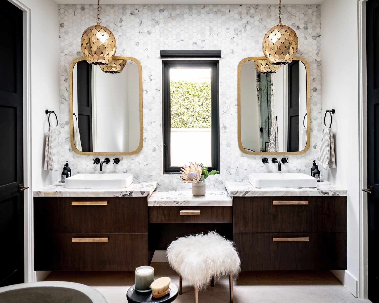 banheiro com pia de mármore e penteadeira de madeira