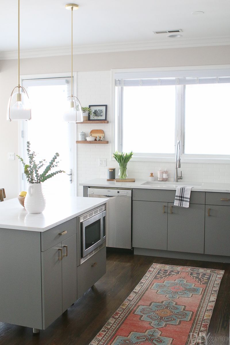 cozinha cinza simples com um tapete