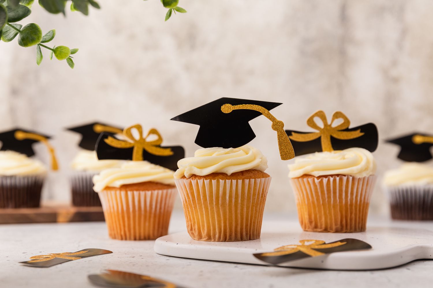 Cupcakes mit weißem Zuckerguss und Abschlussdekoration