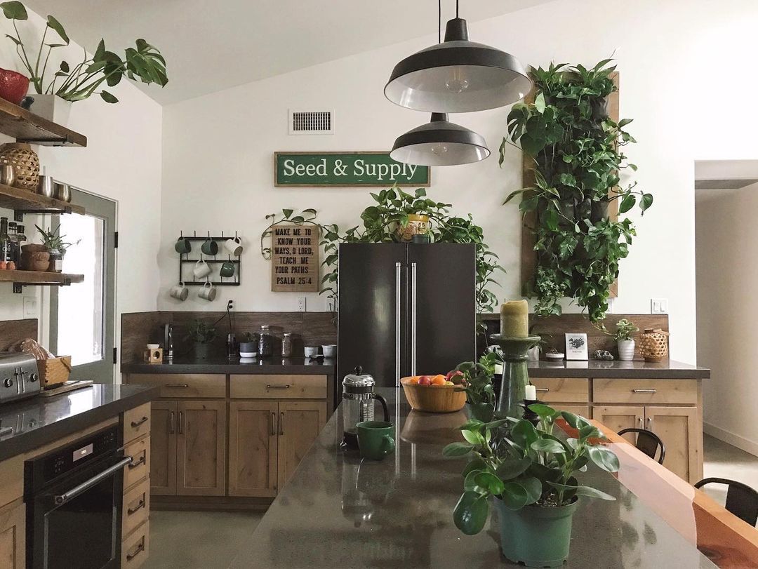 Parede de plantas em uma cozinha