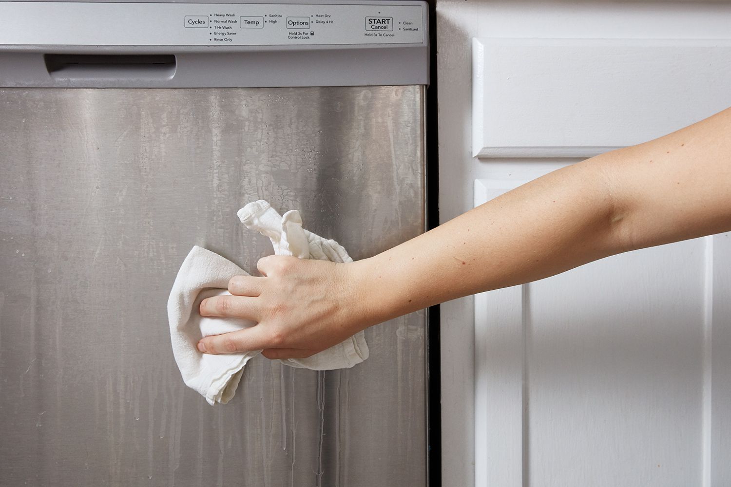 pessoa limpando uma máquina de lavar louça