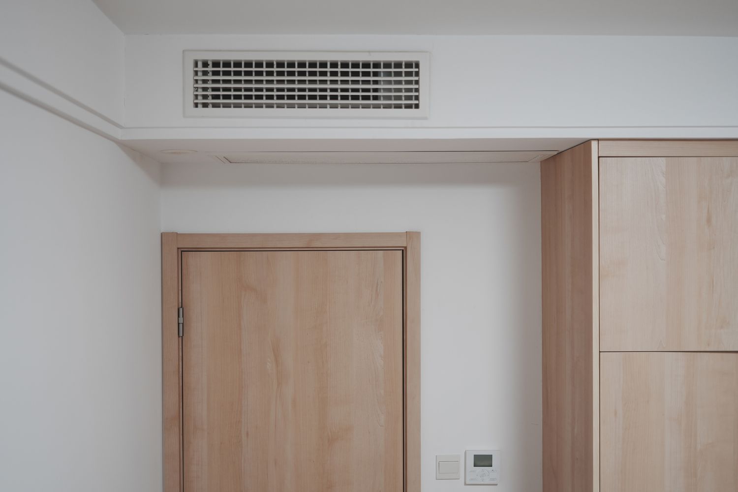 Zentrale Klimaanlage über Holztür