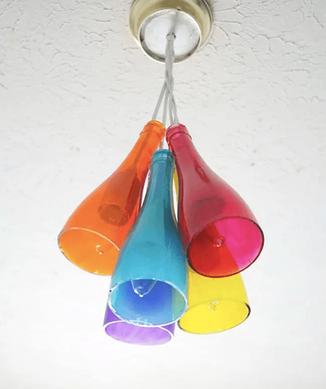 Botellas de colores utilizadas para hacer una lámpara de araña