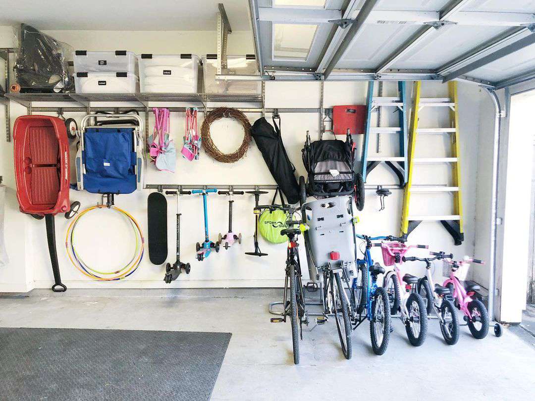 Mur organisé et vélos dans un garage