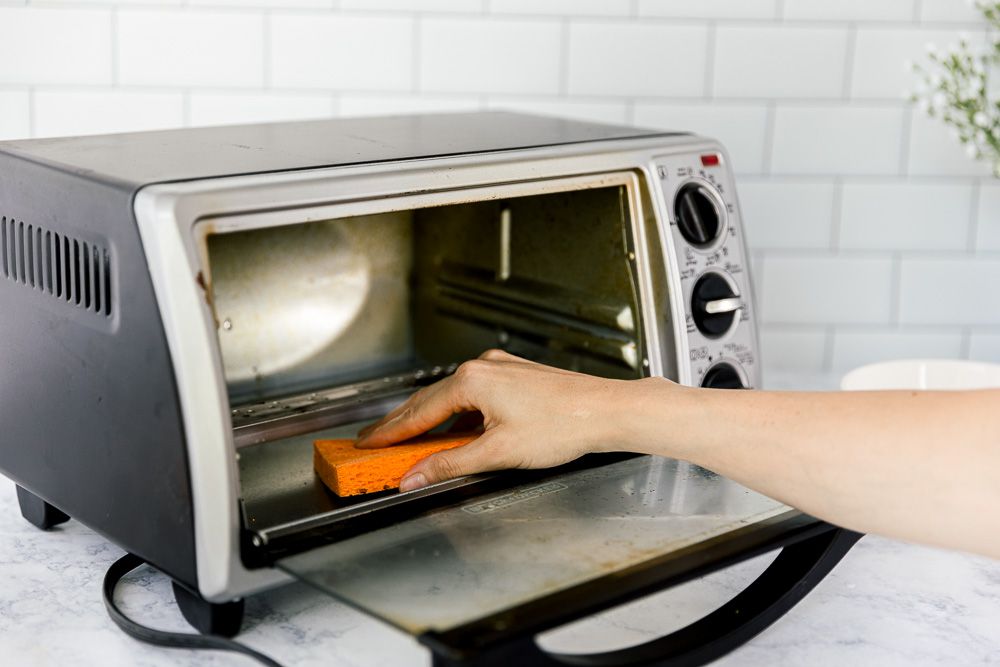 Reinigung der Innenseite eines Toasters