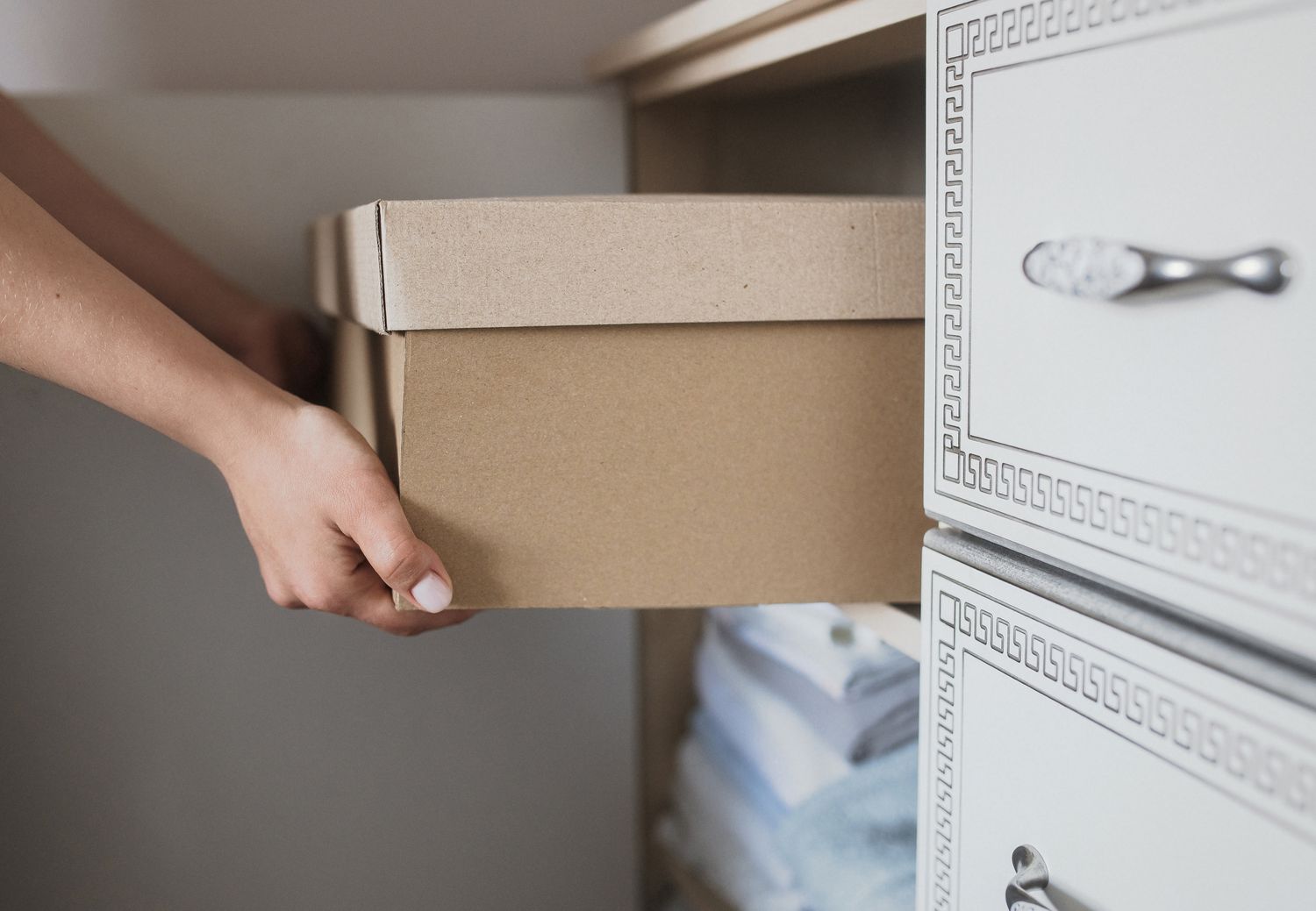 Archivbox mit Hochzeitskleid in kühlem, trockenem Schrank