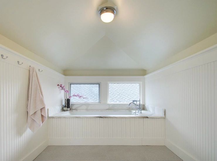 Ein minimalistisches Badezimmer mit Perlenplatten