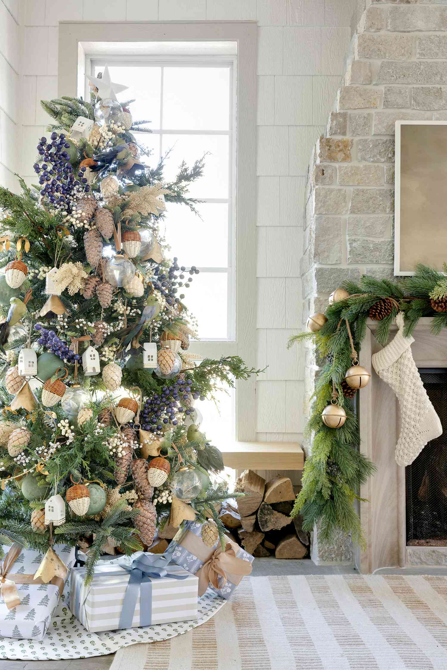 Árbol de Navidad inspirado en la cosecha con adornos de bellotas y vegetación.