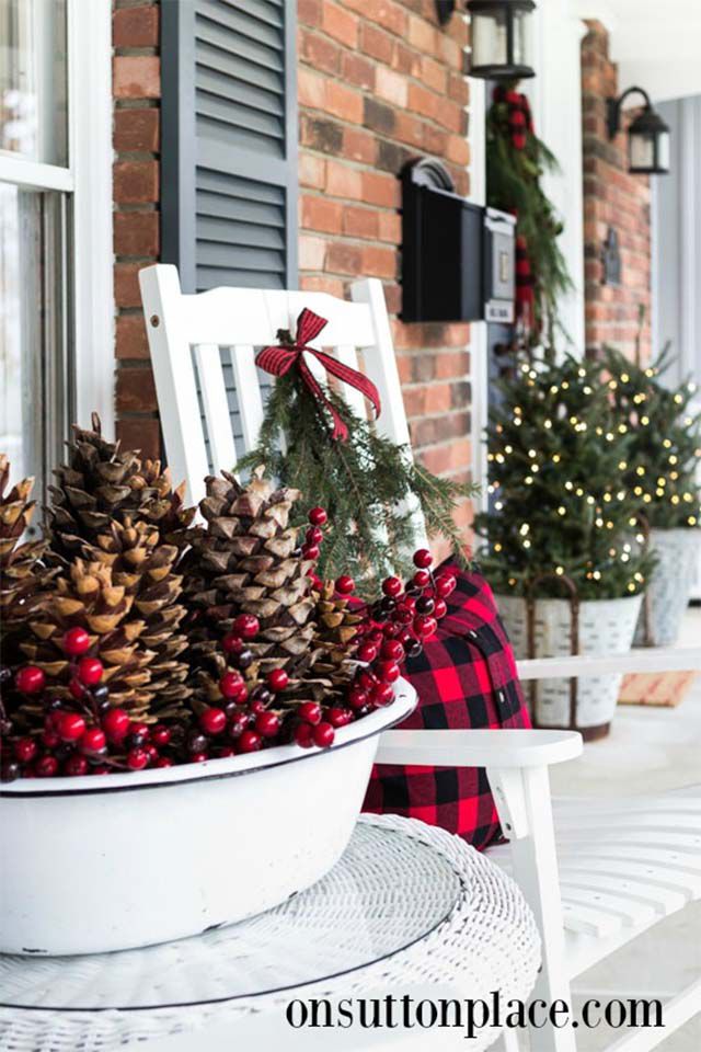 Eine weihnachtlich geschmückte Veranda