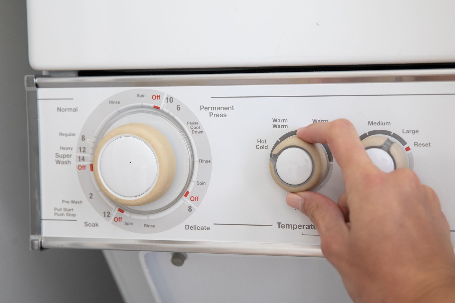 Máquina de lavar ajustada para a temperatura mais quente para roupas infestadas de insetos
