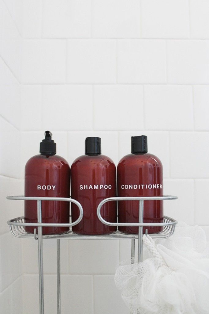 Individuelle Shampooflaschen in einer Dusche