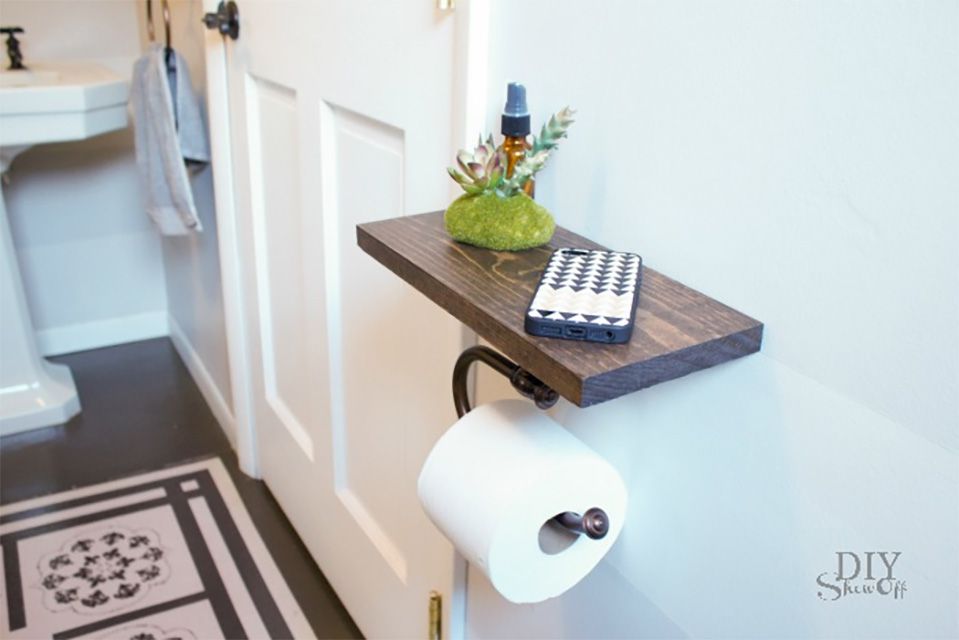 Un porte-papier hygiénique en bois dans une salle de bain