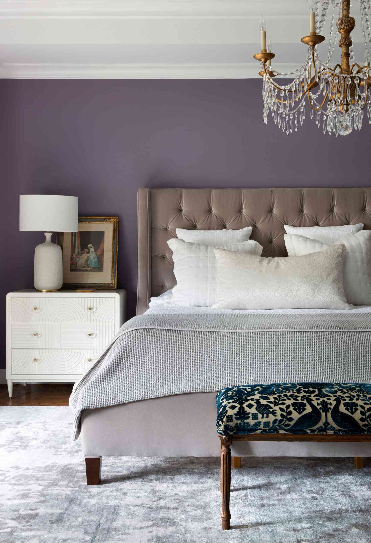Graues Schlafzimmer mit lavendelfarbenen Wänden