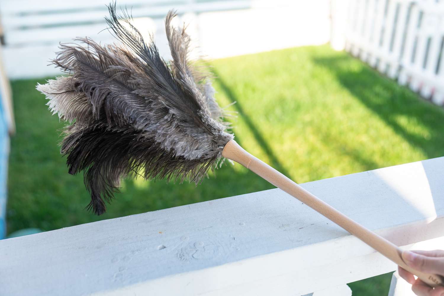 Staubwedel zum Auflockern des Bodens draußen geschüttelt