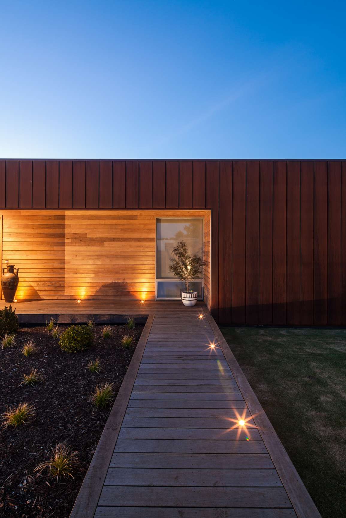 Entrée en bois avec lumières