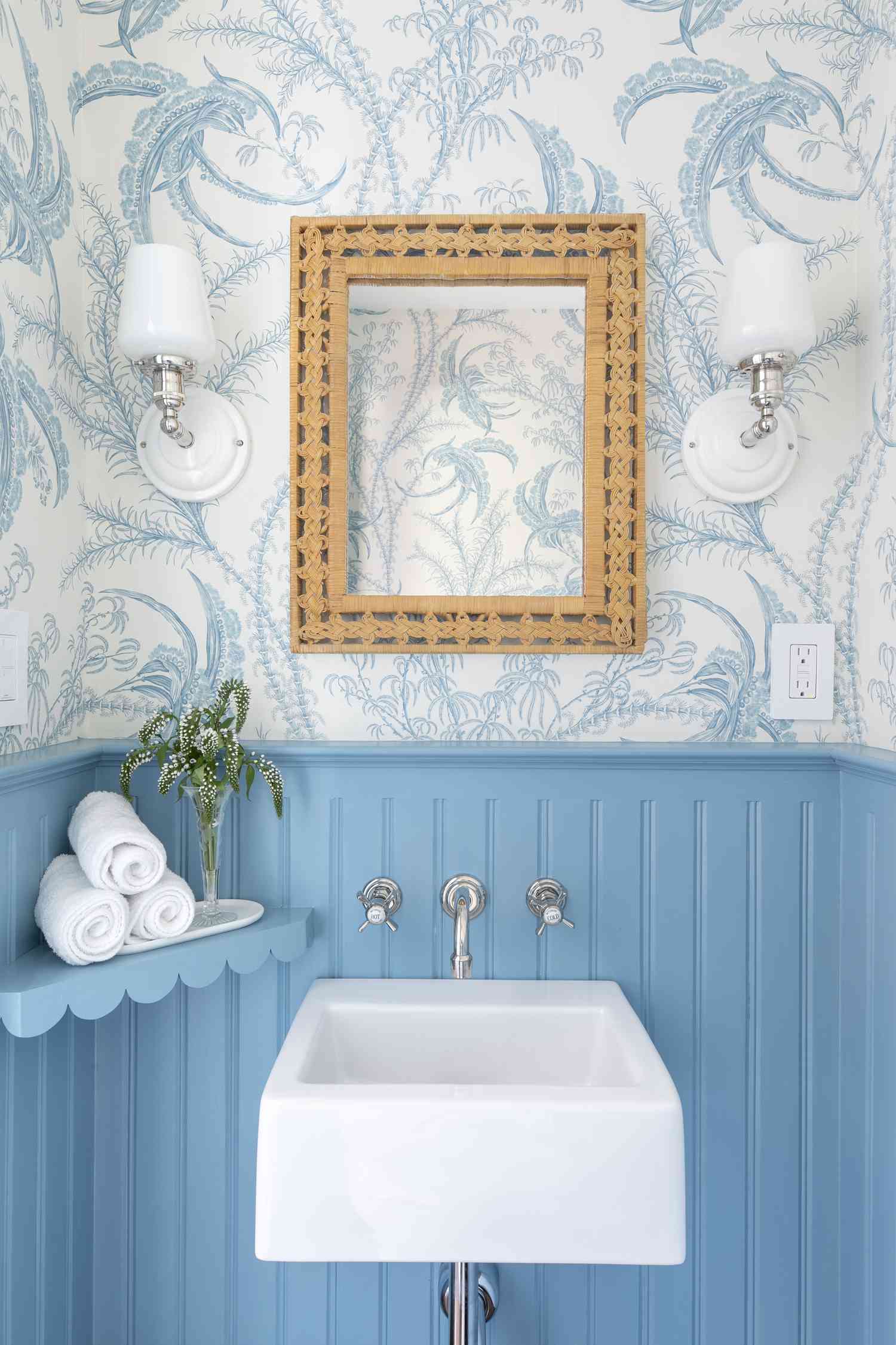 Badezimmer mit blauer Perlwand und Blumentapete. 