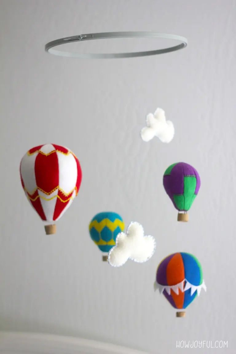 Ein Mobile aus gefilzten Heißluftballons
